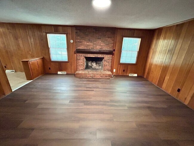 Building Photo - 3 Bedroom, 2 Bathroom Brick Home