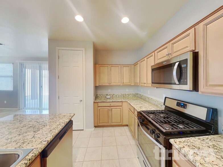 Building Photo - 41038 W Portis Dr