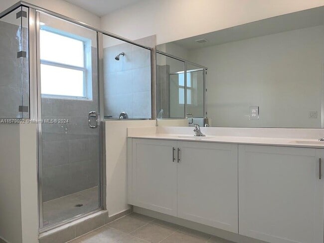 Building Photo - 2682 SE 11th Ct