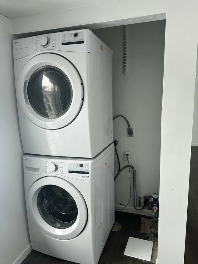 Building Photo - 6050 Delaware Dr