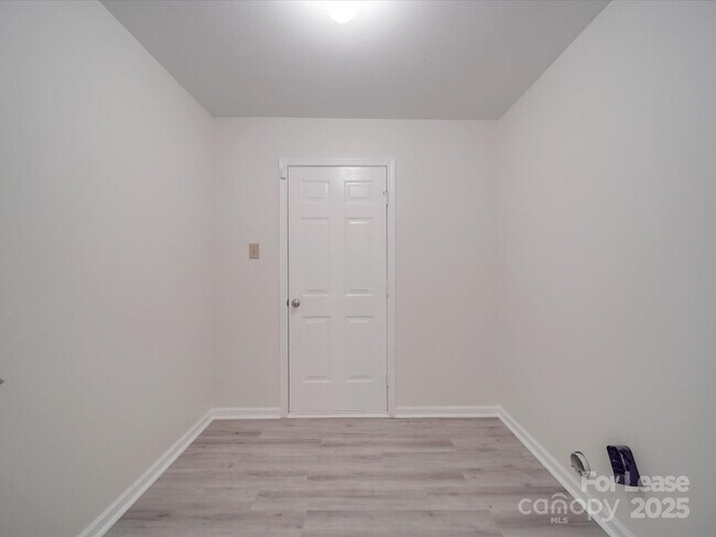 Building Photo - 3227 Deshler Morris Ln