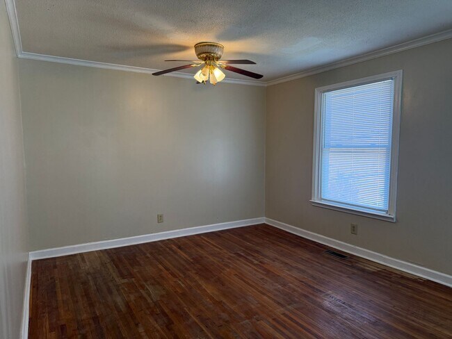 Building Photo - Fully Renovated 3-Bedroom, 1 Bathroom Home