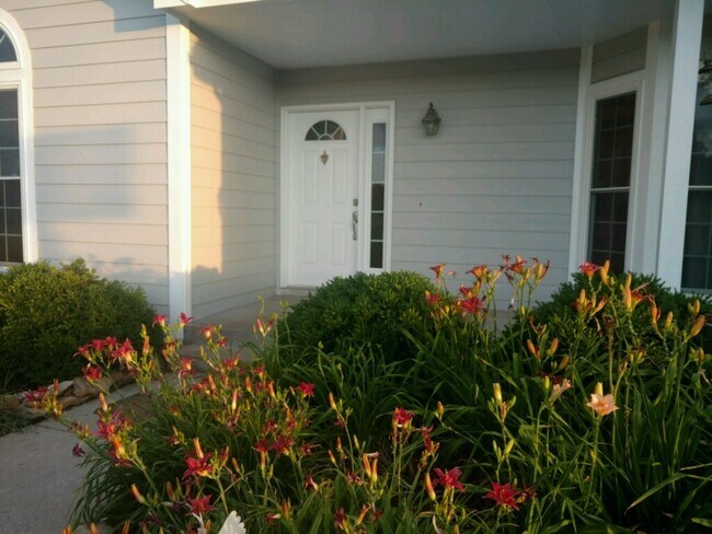 Building Photo - New price! Enjoy country living and seclus...