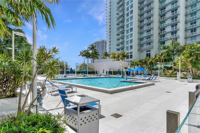 Building Photo - 1800 N Bayshore Dr