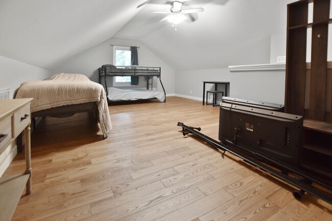 Building Photo - Pet Friendly Three Bedroom with Bonus!