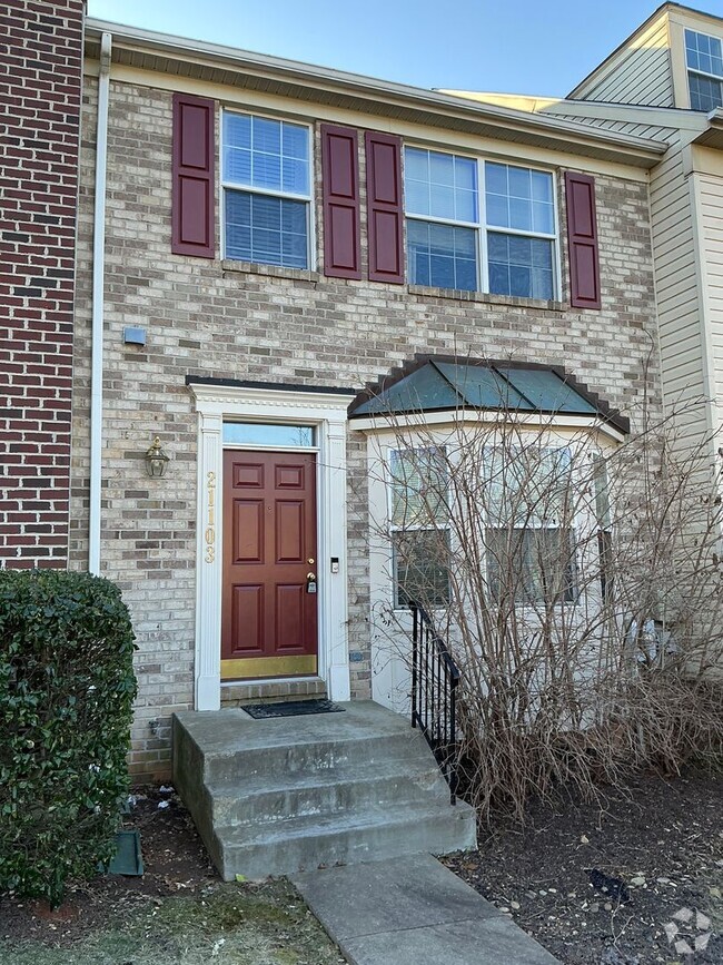 Building Photo - Very well maintained 3BR 2.5BA 3 level tow...