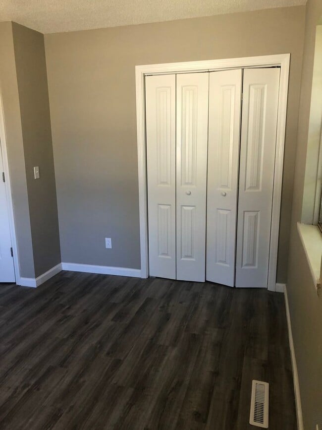 Building Photo - Newly remodeled 2 bedroom duplex in SW Spr...