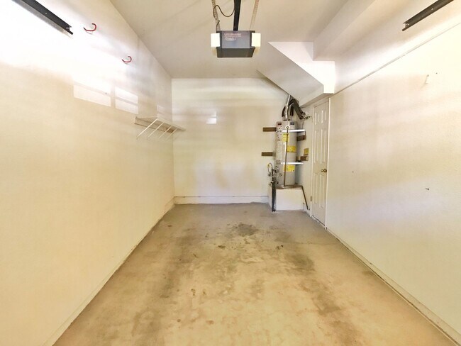 Building Photo - Low Deposit W/ Garage Parking & In Unit Laundry!