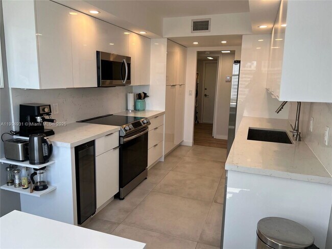 Building Photo - 2751 S Ocean Dr