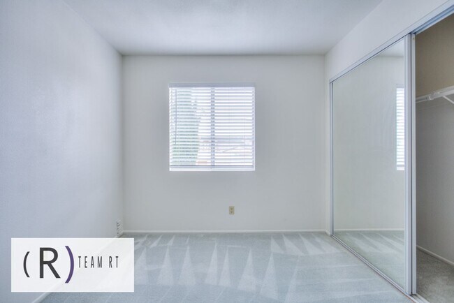 Building Photo - A Charming Condominium in a Quiet and Desi...