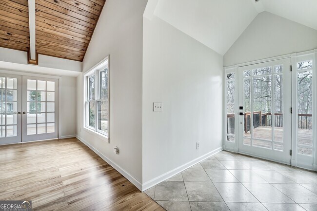 Building Photo - 75 Lakeshore Dr NW