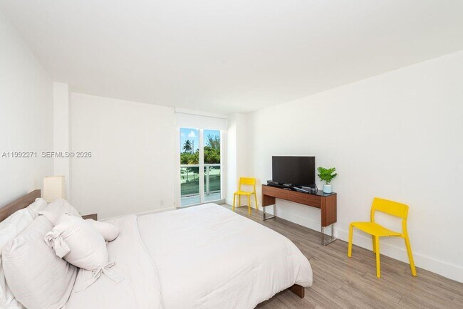 Building Photo - 100 Bayview Dr