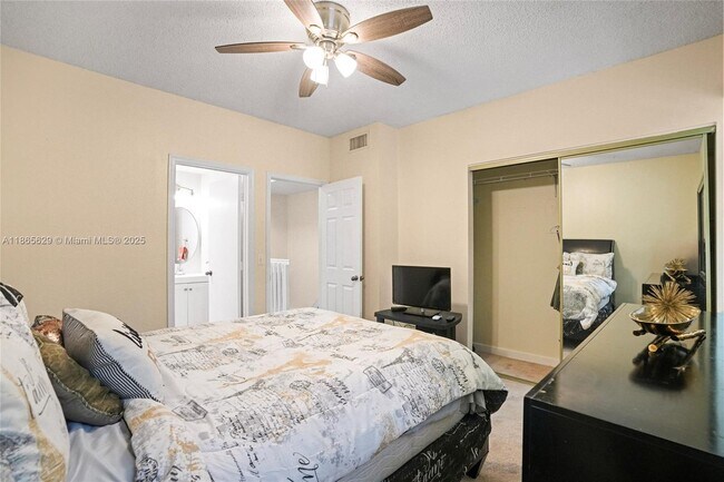 Building Photo - 8031 Sanibel Dr