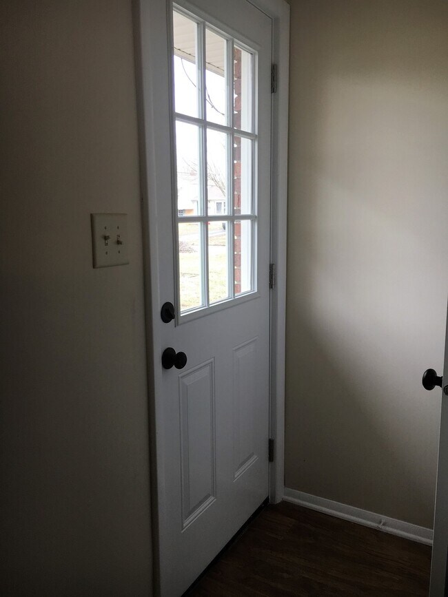 Building Photo - **3-BEDROOM/2-BATH RANCH W/ 2-CAR GARAGE!**