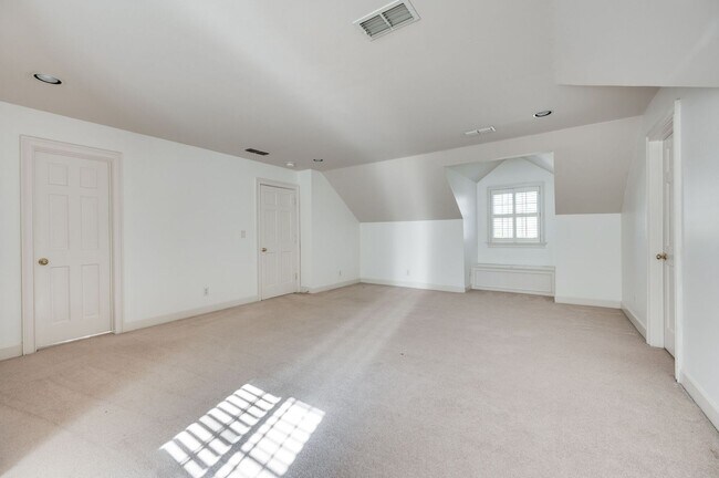 Building Photo - Fantastic renovated 5BE/4BA family home on beautiful oversized private Lot in the heart of Belle ...