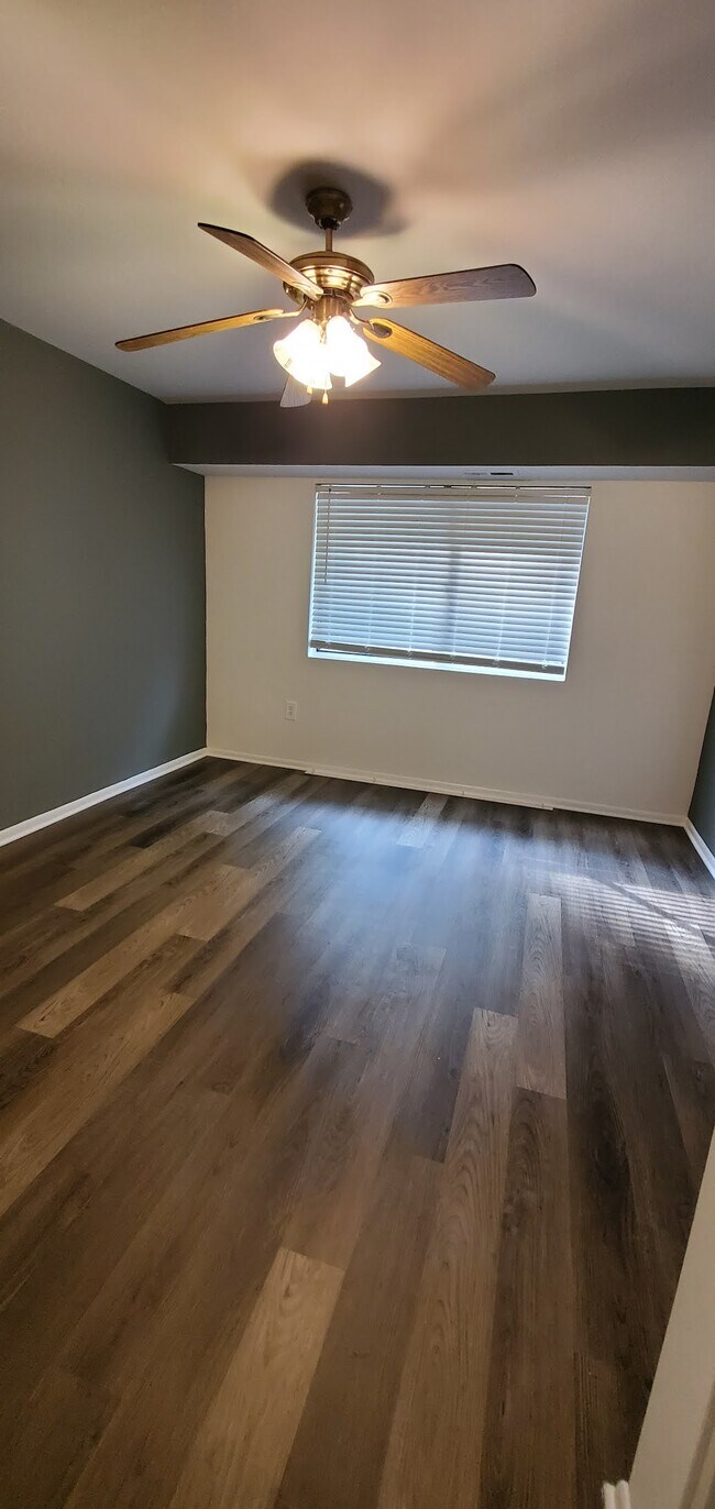 Building Photo - 707 Meadowview Ln