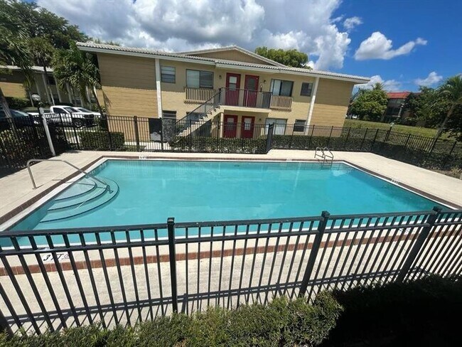 Building Photo - 2621 Riverside Dr