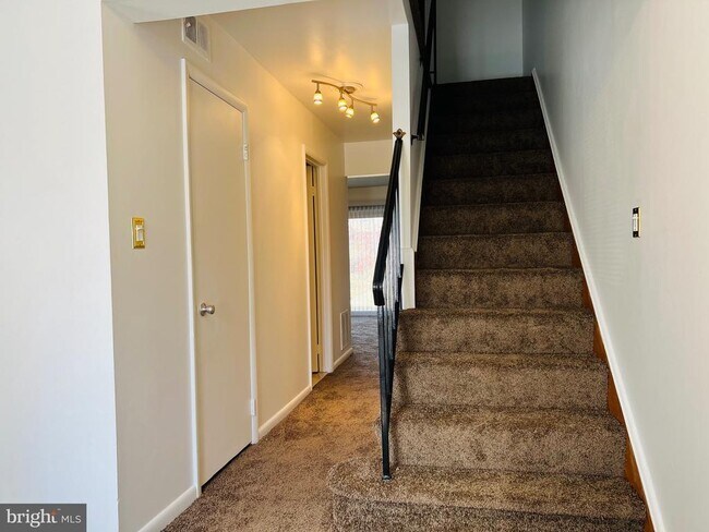 Building Photo - 8613 Seasons Way