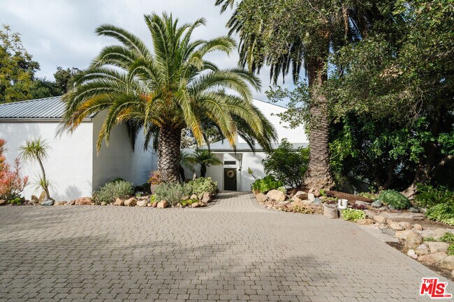 Building Photo - 2002 Tuna Canyon Rd