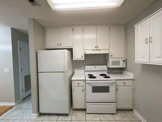 Building Photo - Foxhill Commons - 12 Month Minimal Lease!