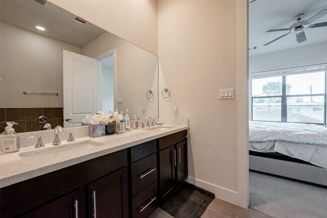 Building Photo - 3904 Tulane Oak Dr