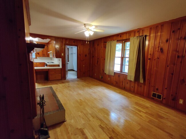 Building Photo - 3 bedroom home , detached garage, multiple living areas