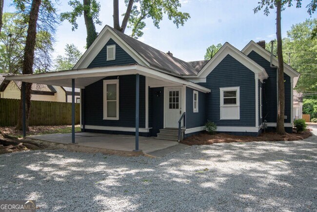 Building Photo - Will not last! Walk to the square in Newna...