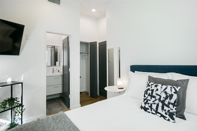 Building Photo - 511 Memorial Heights Dr