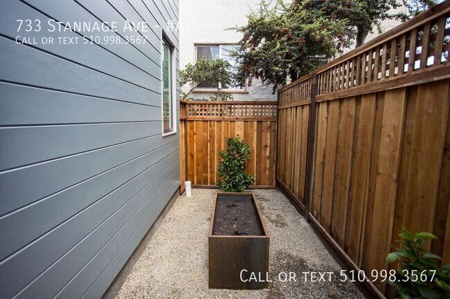 Building Photo - 733 Stannage Ave