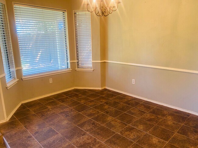 Building Photo - 3 bed 2 bath 2 car garage! Self Showing
