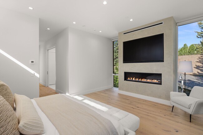 Building Photo - 219 W Bleeker St