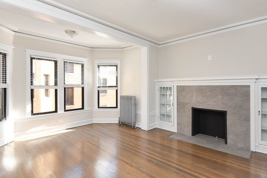 Building Photo - 2418 N Sawyer Ave