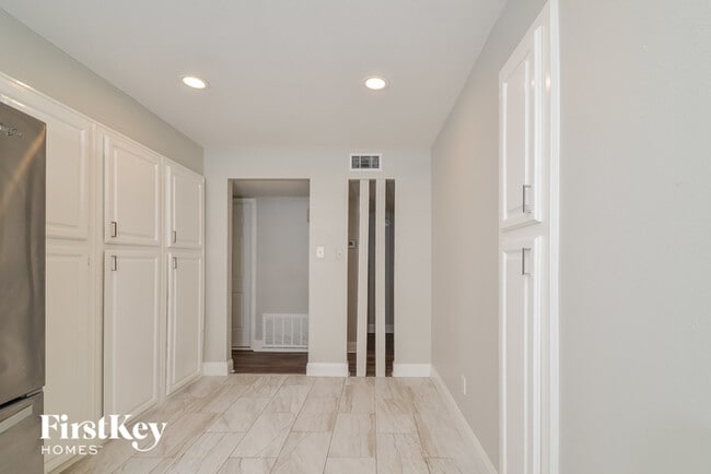 Building Photo - 3004 Charter Oak Dr