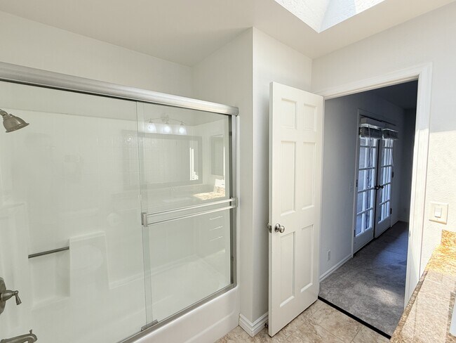 Building Photo - 2561 Navarra Dr