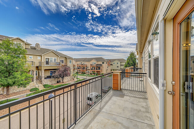 Building Photo - "Elegant 3-Bed, 2.5-Bath Home with Granite...