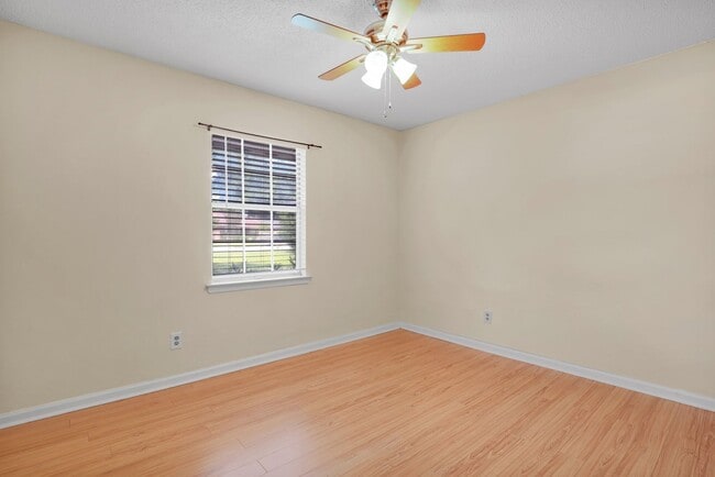 Building Photo - 8 N Nicholson Cir