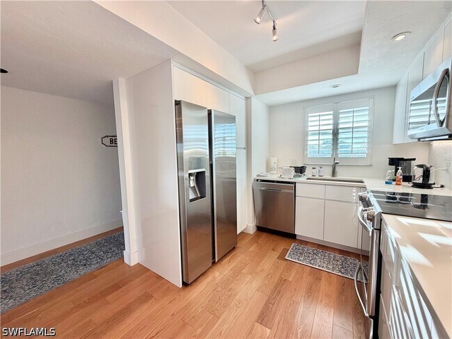 Building Photo - 12945 Vanderbilt Dr