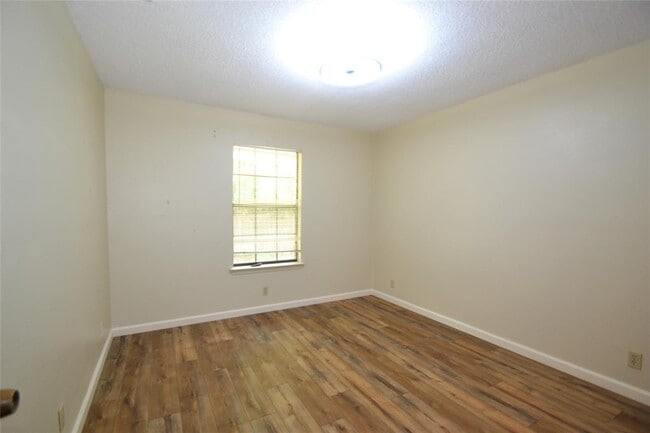 Building Photo - 8833 Tallwood Dr