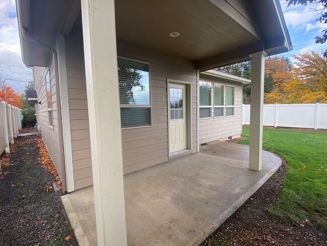 Building Photo - *$1,000 Off 1st Month's Rent!* Well-Kept Three Bedroom Home in West Salem