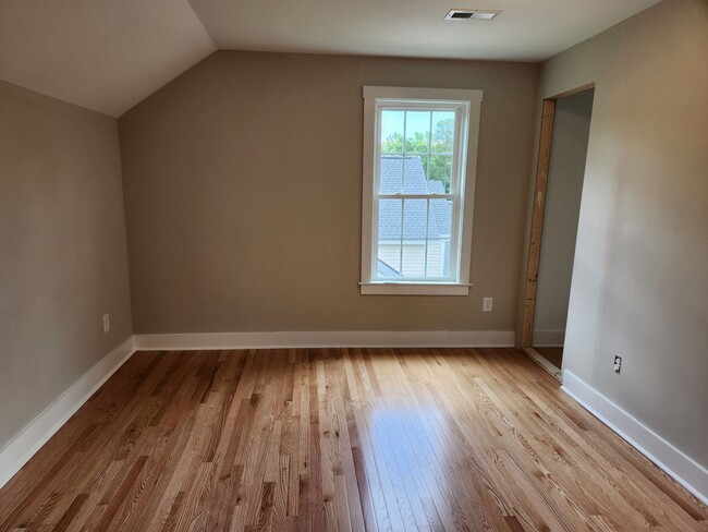 Building Photo - Chesterfield - 5 Bed 3.5 Bath Newer Modern...