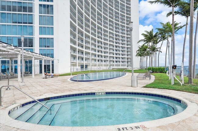 Building Photo - 601 NE 36th St