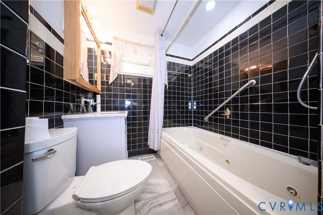 Building Photo - 209 Poe St