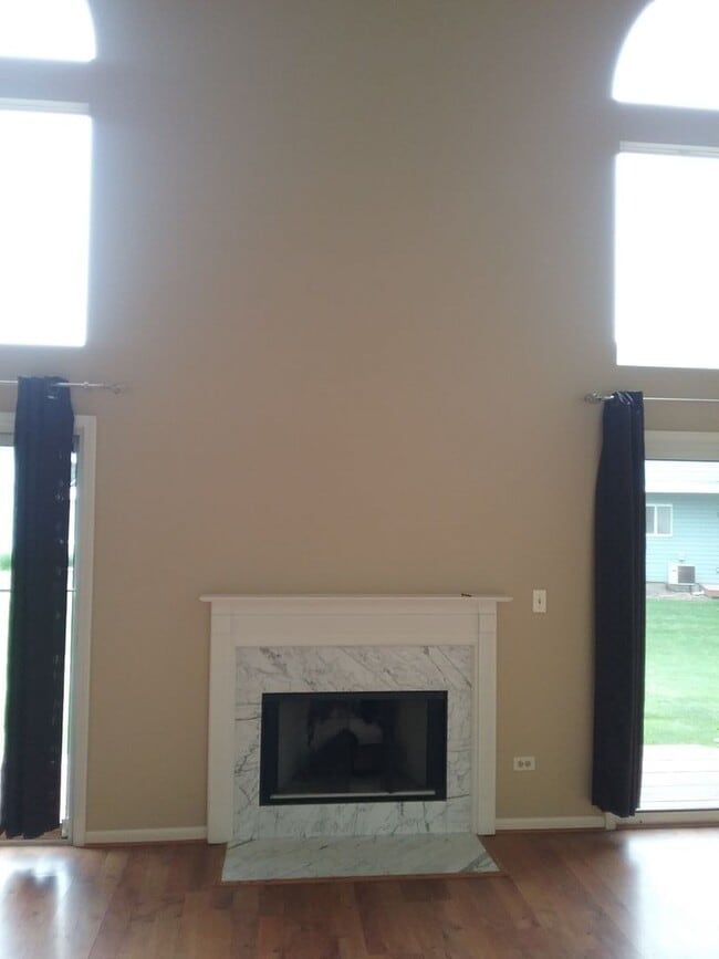 Building Photo - Large 3 Bedroom End Unit Located in the Ke...