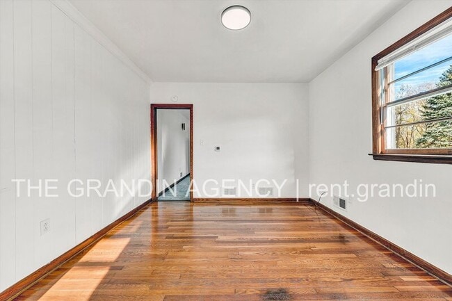 Building Photo - 3203 Roundhill Ave NW