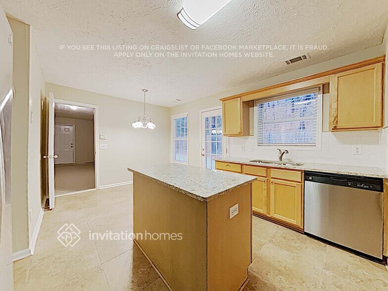 Building Photo - 690 Castlebrooke Dr SE