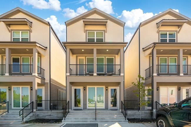 Building Photo - 494 S Centro Cir