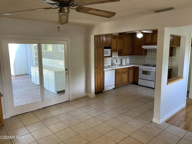 Building Photo - 7431 Cozycroft Ave