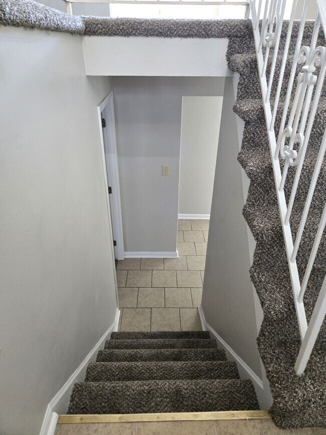 Building Photo - Spacious Split Level In Gainesway   20260501