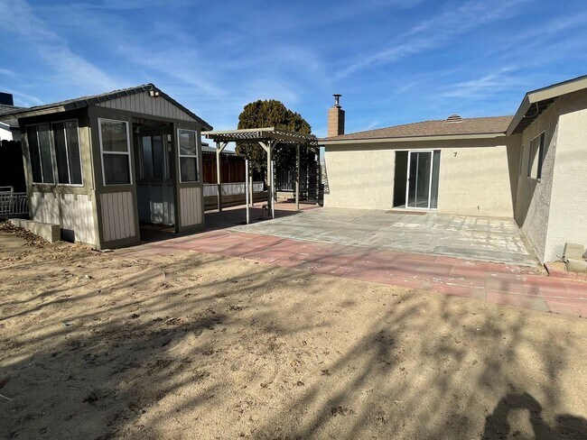 Building Photo - Victorville, 3 Bedroom, 2 Bathrooms, Large...