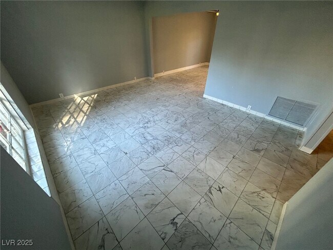 Building Photo - 596 Tam O Shanter